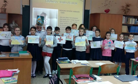 До Дня збройних сил України одна з шкіл Южного передала листівки-вітання бійцям в зону ООС від дітей