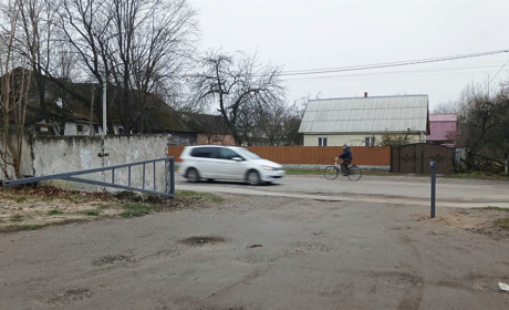 У Ємільчиному встановили шлагбаум на плацу колишньої військової частини через автоперегони та бійки