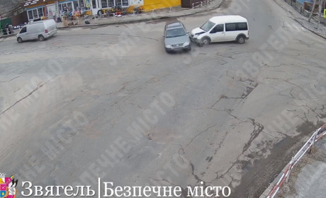 Відео автотрощ у Звягелі через порушення ПДР на перехрестях: "Безпечне місто"