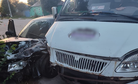 Двоє людей опинилися в лікарні внаслідок автотрощі на перехресті Путивльської та Суворова (фото)