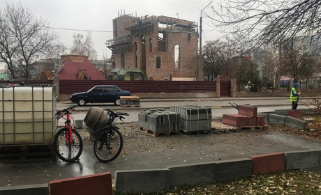От улицы Университетской на площадь ведет новый тротуар