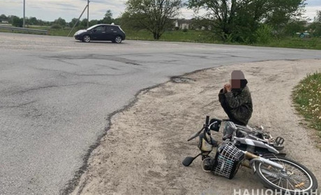Автівка збила велосипедиста поблизу Наталівки: водієві оголосили підозру