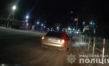 Керував автівкою з підробним посвідченням водія: звягельчанину загрожує арешт