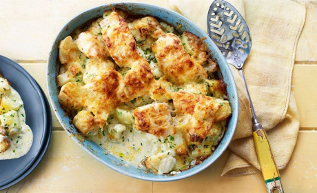 Рецепт дня: запечений минтай із цвітною капустою під соусом бешамель