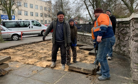 У Парку Слави міняють плитку