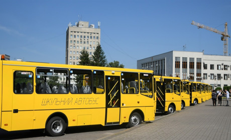 У Великожолудський ліцей їде новий шкільний автобус замість знищеного вибухом у 2022 році