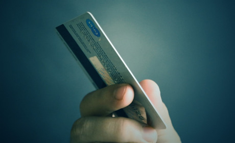 У жінки зі Сватівського району шахрай зняв з картки 4000 гривень