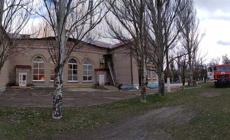 У Микільському Волноваського району горить будинок культури: ексклюзивні фото та відео