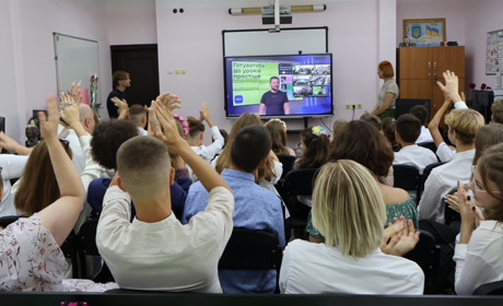 Замість першого уроку 1 вересня южноукраїнські учні спілкувалися з Президентом України. Репортаж
