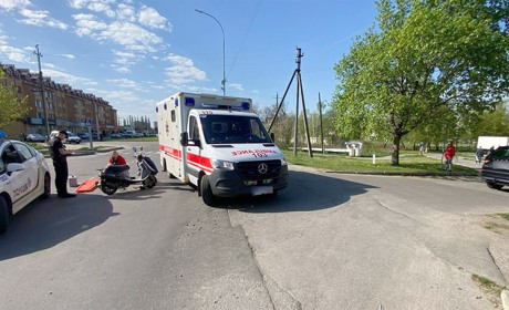 У Нетішині поліцейські з’ясовують обставини ДТП, в якій травмувався 72-річний мопедист