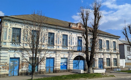 Будівлю колишнього банку «Україна» у центрі Сватового продавали двічі з аукціону. Яка її доля зараз