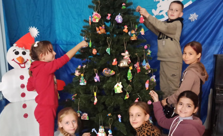 Новорічна ялинка художньої школи: унікальна краса, створена руками дітей