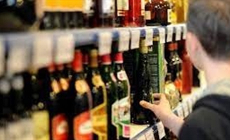 Мешканка Жовтих Вод намагалася вкрасти пляшку коньяку, тепер на неї чекає суд