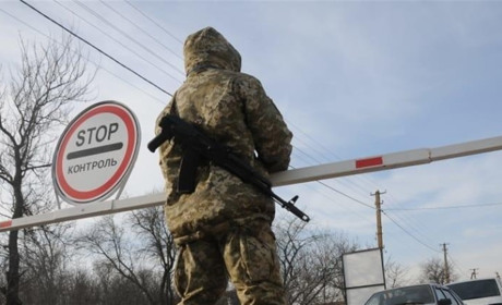 На блок-постах Мелітополя перевіряють жителів міста з українськими паспортами