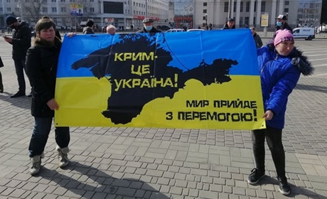 В Херсоні на річницю кримського спротиву спалили опудало Путіна. Дивіться фото