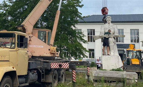 В селищі Гірник демонтували монумент на «Братській могилі радянських воїнів»