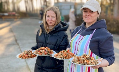 У Нетішині волонтери разом з військовими та медиками готували бограч