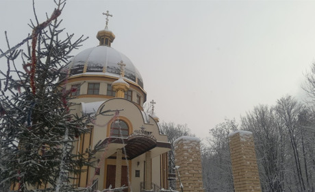 Прихожанки-вишивальниці до Різдва створили дивовижні ручники-облачення у володимирецькому храмі