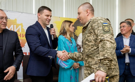 Микола Філонов і партнери передали військовим 12 автомобілів та обладнання на майже 5 млн. гривень