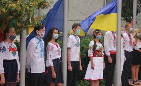 Прапори України та Євросоюзу над центральною площею Калинівки підіймали відмінники навчання