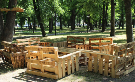 “Диванчики” з піддонів, майстер-класи та прохання до людей. Юні туристи облаштували простір у парку