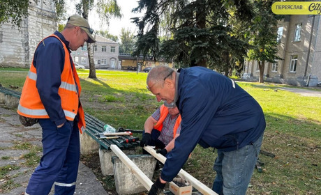 Біля Вознесенського собору комунальники почали ремонтувати лавки до Дня міста