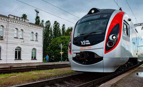 Місцева влада організувала автобусні перевезення до залізничної станції «Терещенська»