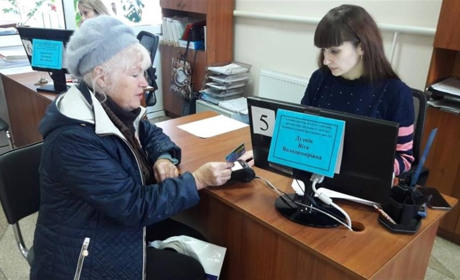 У Сватівському ЦНАПі тепер за послуги можна розрахуватися, як у супермаркеті — карткою