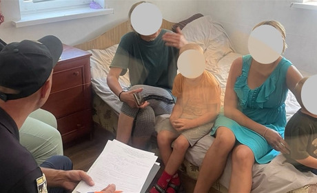 У Глиниці жінка прив’язувала сина ланцюгом за ногу через бешкетну поведінку і втечі з дому