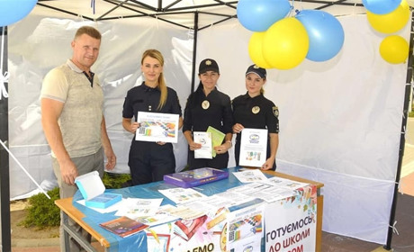 Фастівські поліцейські збирають шкільне приладдя для дітей переселенців