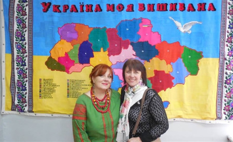 У Нову Каховку привезли вишиту мапу України