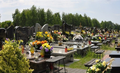 На Одещині підлітки наругалися над могилами на кладовищі: кажуть, що винний алкоголь