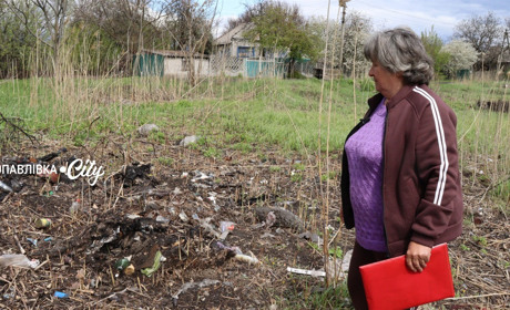 «Одні смітять, інші прибирають»: по вулиці Урожайна зростає смітник, жителі б'ють на сполох (ВІДЕО)