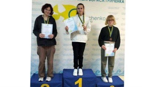 Юна херсонська плавчиня здобула низку «золотих» медалей на столичних змаганнях