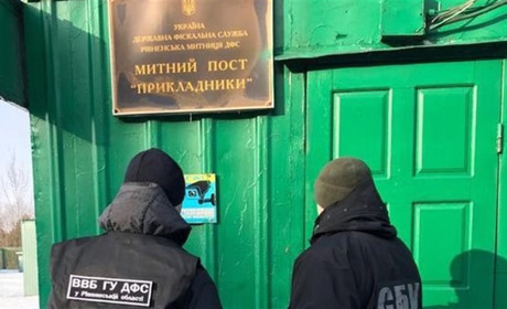 Двох митників з Вараського району посадили на п’ять років за хабарі