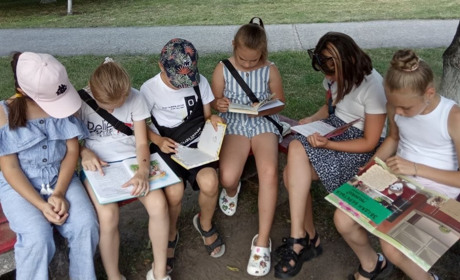 "Літературне сафарі" та інші цікаві заходи проводять влітку для дітей нетішинські бібліотекарі