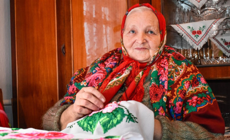 Від прабабусі – до правнучки: родина жмеринчан зберігає національні традиції вишивання – відео