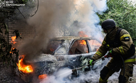 На Херсонщині ворог завдав ударів по багатоповерхівкам та приватним будинкам, гаражам та автівкам