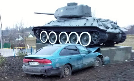 Пішов на таран: водій, який в’їхав у танк у Біляївці, компенсуватиме усі завдані збитки 