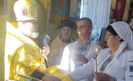 На Кременеччині обвінчалась пара з Каховки