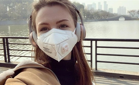 «Дівчинка з собачкою» рік по тому: херсонка з Уханю захворіла на COVID-19 під ялинку