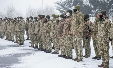 Голова ОДА передав ордери на квартири родинам військових