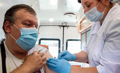 У лютому в Україні почнеться вакцинація від COVID-19: якими препаратами, і хто перший у черзі