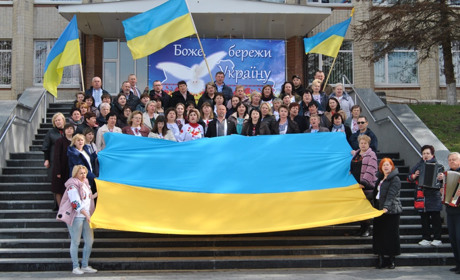 Флешмоб від освітян: у центрі Городка звучала «Ой, у лузі червона калина»
