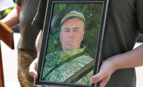 Втрата громади: на День Незалежності у Вараші попрощалися із стрільцем-санітаром