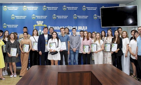 У Вараській громаді двадцять три випускники одержали грамоти на грошові винагороди