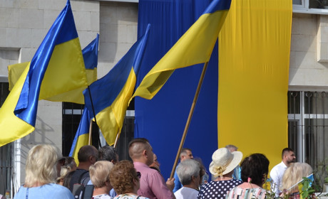 Синьо-жовтий символ незламності урочисто підняли в Южноукраїнську. Дивіться ФОТО та ВІДЕО