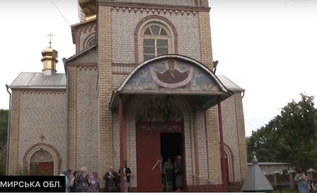 На Звягельщині віруючих ПЦУ були заблоковані в церкві прихильниками московського патріархату