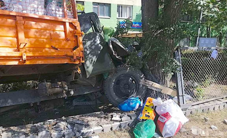 В Измаиле грузовик снес забор медучилища