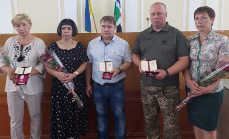 Троє нетішинських воїнів посмертно удостоєні державних відзнак. Нагороди вручили рідним Героїв